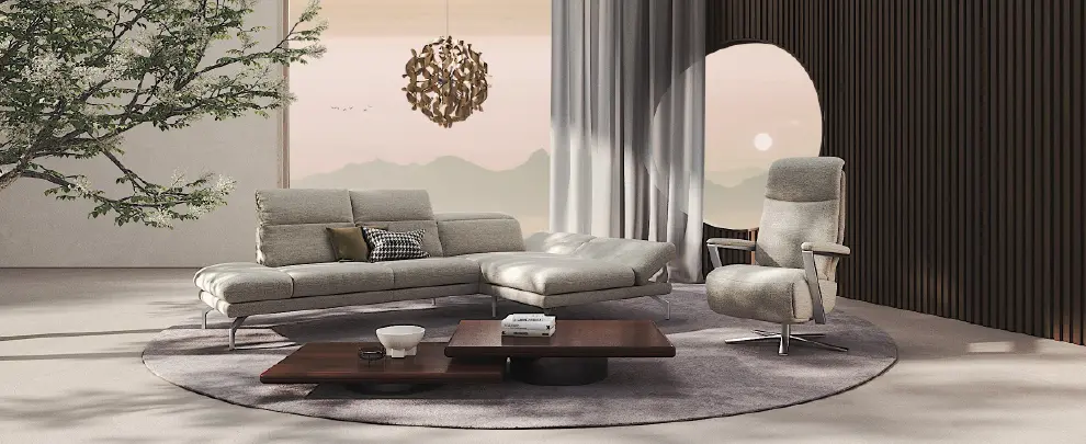 Dunkelgraues Ledersofa vor hölzerner Wand